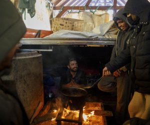 15.01.2021.,Bihac, Bosna i Hercegovina - Migrantski kamp Lipa koji se nalazi nekoliko kilometara od Bihaca, jos uvijek ne ispunjava osnovne uslove za normalan boravak. Postavljeni su vojni satori koji prokisnjavaju, tekuce vode nema, a ona u bocama i kanisterima mrzne jer temperature dostizu i -15 stupnjeva Celzijusa. Kupaju se u obliznjim potocima koji takodjer sluze i za pranje odjece ili tope snijeg kako bi dobli vodu. Vecina migranata ne zeli ostati ovdje jer kako kazu, ovo nije zivot dostojan covjeka. Da bi dosli do Bihaca gdje mogu nesto kupiti ili preuzeti novac koji im salju potrebno je da hodaju 6 i vise sati samo u jednom pravcu. Mnogi su bolesni i sa bolovima ali ne dobivaju nikakvu posebnu pomoc, cak ni tablete. Trenutno se u kampu nalazi oko 800 ljudi, a njime upravlja Ministarstvo sigurnosti Bosne i Hercegovine.rPhoto: Armin Durgut/PIXSELL