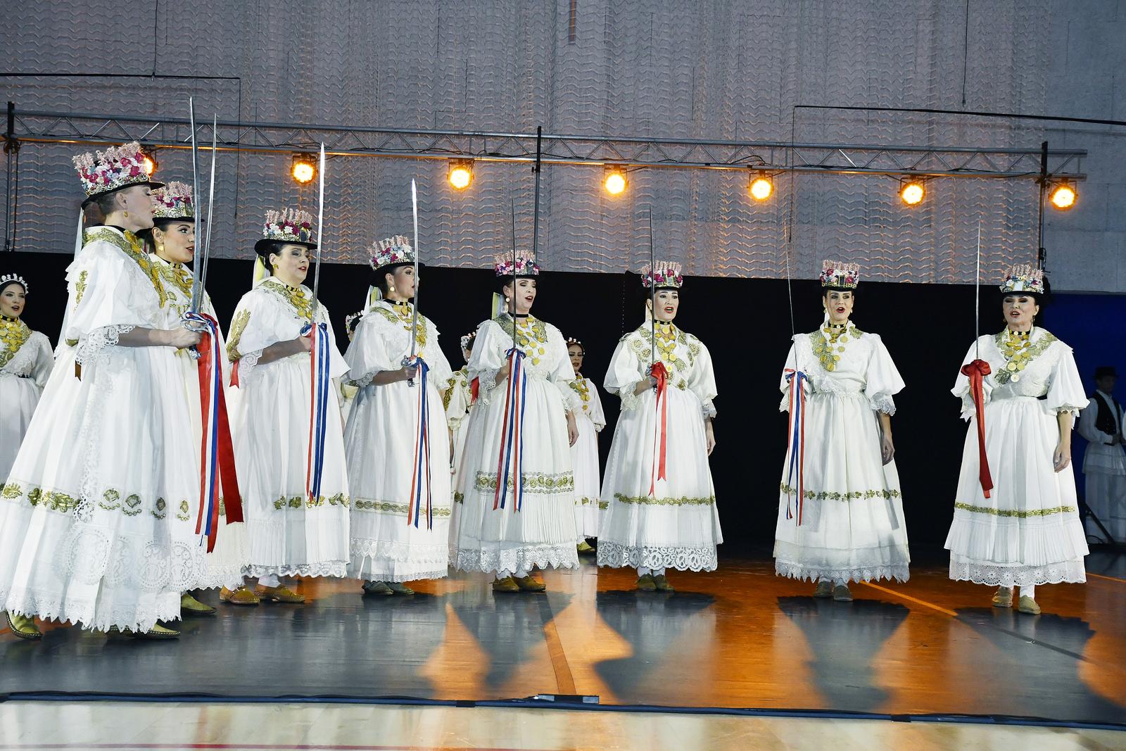 16.11.2022., Petrinja - U sportskoj dvorani OS Mate Lovraka odrzan je godisnji koncert Ansambla narodnih pjesama i plesova Hrvatske LADO. Photo: Nikola Cutuk/PIXSELL Photo: Nikola Cutuk/PIXSELL