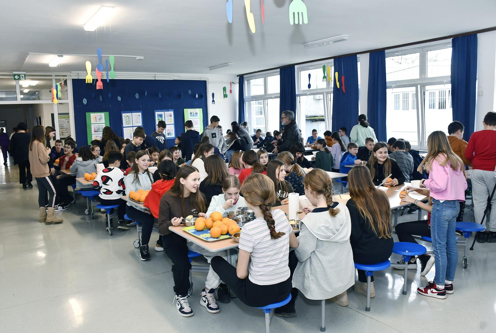 17.01.2023.,Sisak - Gradonacelnica Kristina Ikic Banicek i procelnik Goran Grgurac posjetili su OS Viktorovac, gdje je zavrsena opsezna rekonstrukcija  skolske kuhinje i blagovaonice. Obnovljene susve instalacije i cjelokupna kuhinjska oprema u vrijednosti 275.604 eura Photo: Nikola Cutuk/PIXSELL