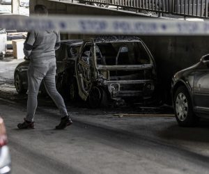 17.04.2023., Split - Jutros nesto prije 6 sati u Papandopulovoj ulici u Splitu izbio je pozar na parkiranom osobnom vozilu marke Smart koje je u potpunosti izgorjelo. U pozaru su ostecena jos cetiri vozila koja su se nalazila u blizini. Vlasnik Smarta je Ivo Jagnjic, pjevac grupe Dalmatino. Photo: Milan Sabic/PIXSELL