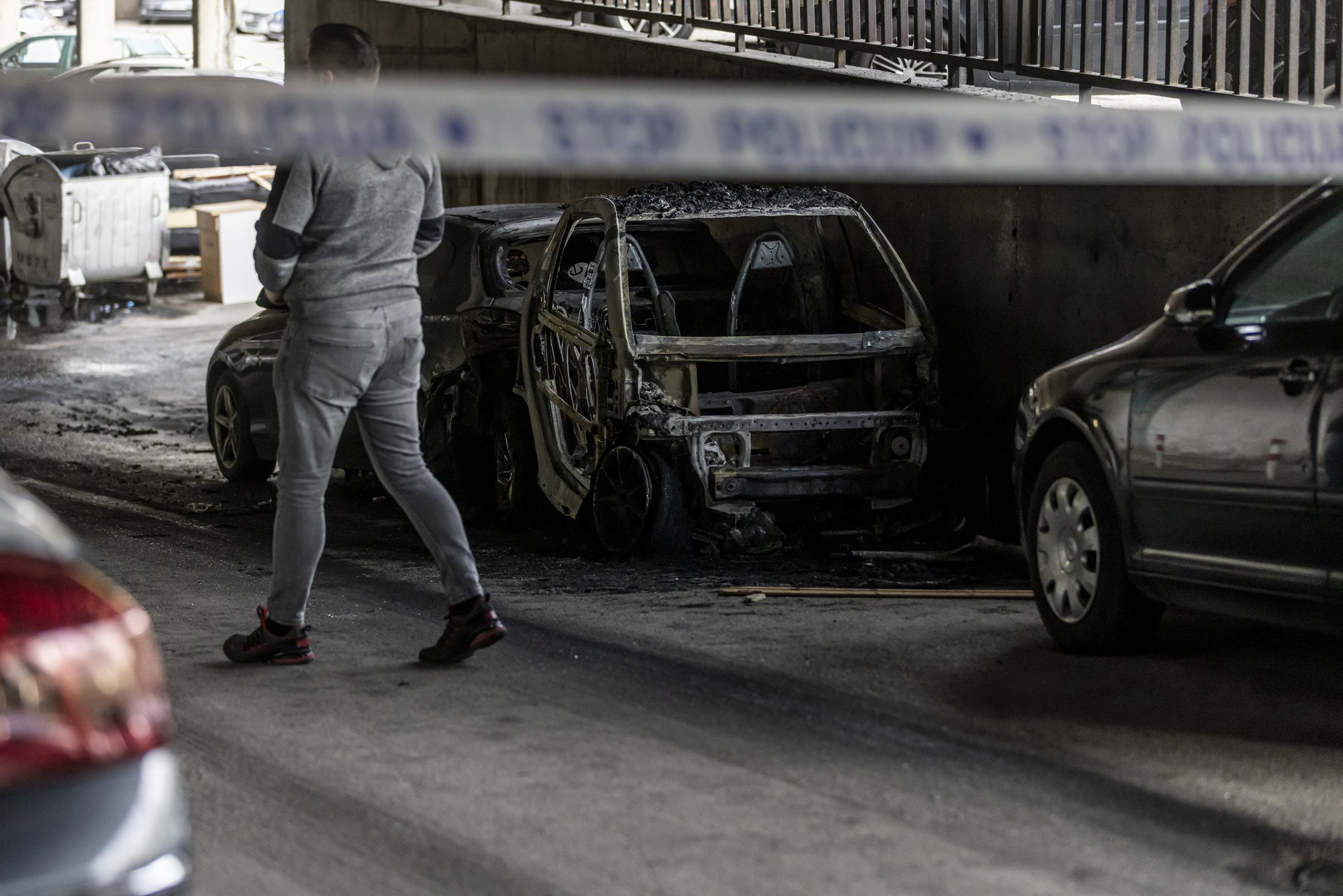 17.04.2023., Split - Jutros nesto prije 6 sati u Papandopulovoj ulici u Splitu izbio je pozar na parkiranom osobnom vozilu marke Smart koje je u potpunosti izgorjelo. U pozaru su ostecena jos cetiri vozila koja su se nalazila u blizini. Vlasnik Smarta je Ivo Jagnjic, pjevac grupe Dalmatino. Photo: Milan Sabic/PIXSELL