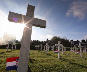 17.11.2022., Vukovar - Na Memorijalnom groblju mogu se vidjeti bijeli krizevi koji simboliziraju sve nestale i poginule zrtve Vukovara. Photo: Emica Elvedji/PIXSELL