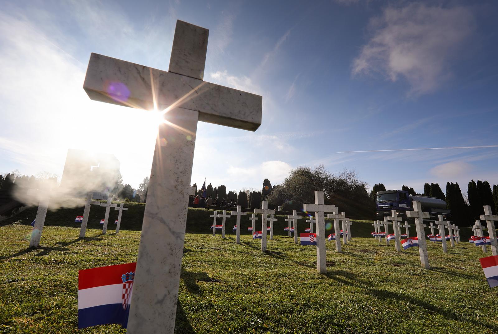 17.11.2022., Vukovar - Na Memorijalnom groblju mogu se vidjeti bijeli krizevi koji simboliziraju sve nestale i poginule zrtve Vukovara. Photo: Emica Elvedji/PIXSELL