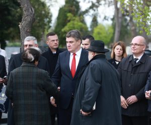 18.04.2023., Zagreb - Groblje Mirogoj. Obiljezavanje Jom Hasoa - Dana sjecanja na zrtve holokausta. Zidovska opcina Zagreb komemoraciju je odrzala na Mirogoju kraj skulpture Mojsija, gdje su nakon paljenja svijeca i polaganja vijenaca govorili predsjednik Koordinacije zidovskih opcina u RH i Zidovske opcine Zagreb Ognjen Kraus, a molitvu je predvodio glavni rabin u Hrvatskoj Luciano Mose Prelevic. Na komemoraciji je polozio vjenac i predsjednik RH Zoran Milanovic, veleposlanik Izraela Gary Koren, dogradonacelnik grada Zagreba Luka Korlaet, Zeljko Rainer, Ivan Malenica i ostali. Photo: Sanjin Strukic/PIXSELL