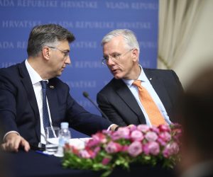18.07.2019.,Zagreb - U nazocnosti predsjednika Vlade Andreja Plenkovica, ministar zdravstva Milan  Kujundzic, direktor tvrtke La Roche Hrvatska Milorad Gosev i prokurist, IDSL, Objedinjene strategije medjunarodnih poslova Drazen Jelec potpisali su Memorandum o suradnji izmedju Vlade Republike Hrvatske i drustva Roche d.o.o. Christoph Franzr"nPhoto: Igor Soban/PIXSELL