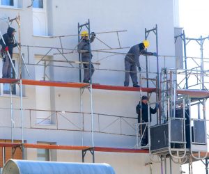 19.01.2022., Karlovac - Gradjevinski radnici na skeli dok cekaju materijal odmaraju i promatraju grad sa visine.
  Photo: Kristina Stedul Fabac/PIXSELL