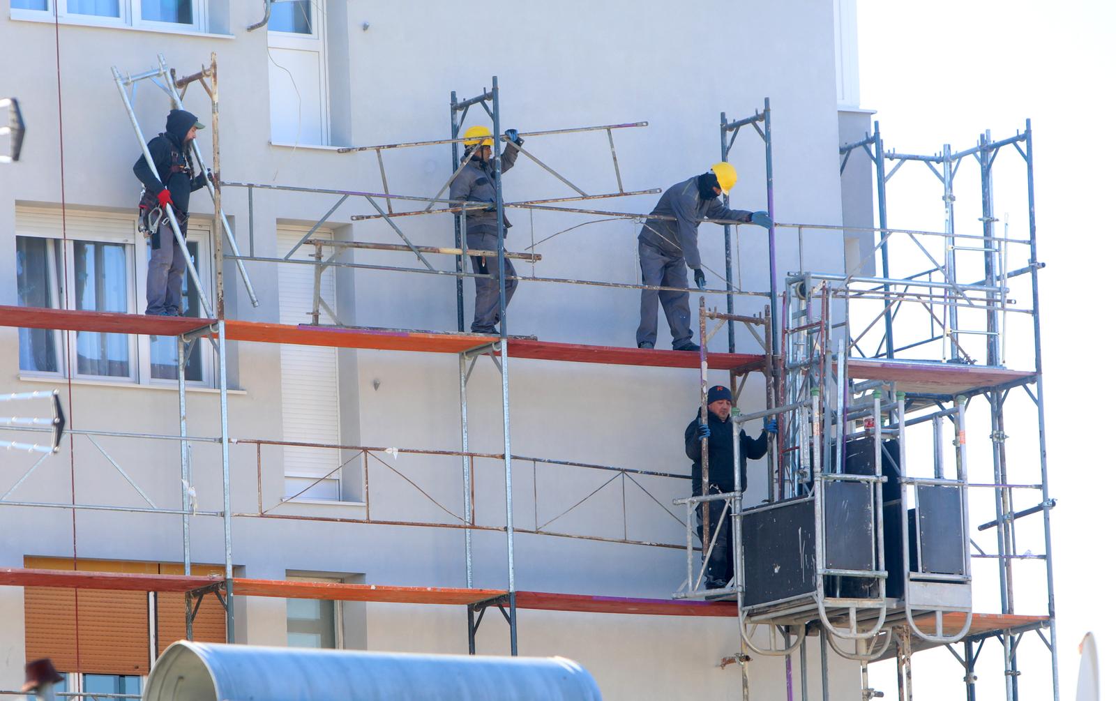 19.01.2022., Karlovac - Gradjevinski radnici na skeli dok cekaju materijal odmaraju i promatraju grad sa visine.
  Photo: Kristina Stedul Fabac/PIXSELL