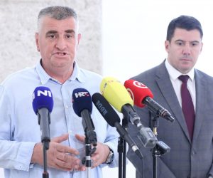 19.05.2022., Zagreb -  Na konferenciji za medije odrzanoj u Saboru zastupnici Miro Bulj i Nikola Grmoja govorili su o pravu sluznosti i arbitrazi koju RH gubi krivnjom Mosta. Photo: Patrik Macek/PIXSELL