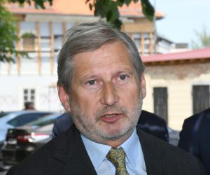 20.05.2022.,Petrinja -Povjerenik Europske komisije za proracun i administraciju Johannes Hahn obisao je nekoliko lokacija na podrucja Grada Petrinje u pratnji ministra Ivana Paladine, zupana Sisacko-moslavacke zupanije Ivana Celjaka, gradonacelnice Grada Petrinje Magdalene Komes, drzavnog tajnika Sredisnjeg drzavnog ureda za obnovu i stambeno zbrinjavanje Gordana Hanzeka i voditelja Predstavnistva Europske komisije u RH Ogniana Zlateva.
 Photo: Nikola Cutuk/PIXSELL