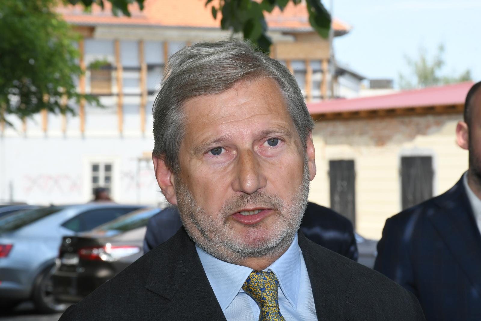 20.05.2022.,Petrinja -Povjerenik Europske komisije za proracun i administraciju Johannes Hahn obisao je nekoliko lokacija na podrucja Grada Petrinje u pratnji ministra Ivana Paladine, zupana Sisacko-moslavacke zupanije Ivana Celjaka, gradonacelnice Grada Petrinje Magdalene Komes, drzavnog tajnika Sredisnjeg drzavnog ureda za obnovu i stambeno zbrinjavanje Gordana Hanzeka i voditelja Predstavnistva Europske komisije u RH Ogniana Zlateva.
 Photo: Nikola Cutuk/PIXSELL