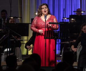 19.12.2021., Hotel Valamar Lacroma, Dubrovnik - U Valamarovu hotelu  Lacroma Dubrovnik odrzan je  tradicionalni Dubrovacki bozicni koncert. Caroliju blagdana uz pjesmu  i  Dubrovacki simfonijski orkestar pod ravnanjem maestra Ivana Huta, docarala je prvakinja Opere HNK u Zagrebu Valentina Fijacko Kobic i mladi tenor Roko Radovan uz Gorana Karana, Luciju Pecar Koncic te mladu pjevacku nadu Nikoletu Ivankovic i klapu Ragusavecchia. 
Photo: Grgo Jelavic/PIXSELL Photo: Grgo Jelavic/PIXSELL