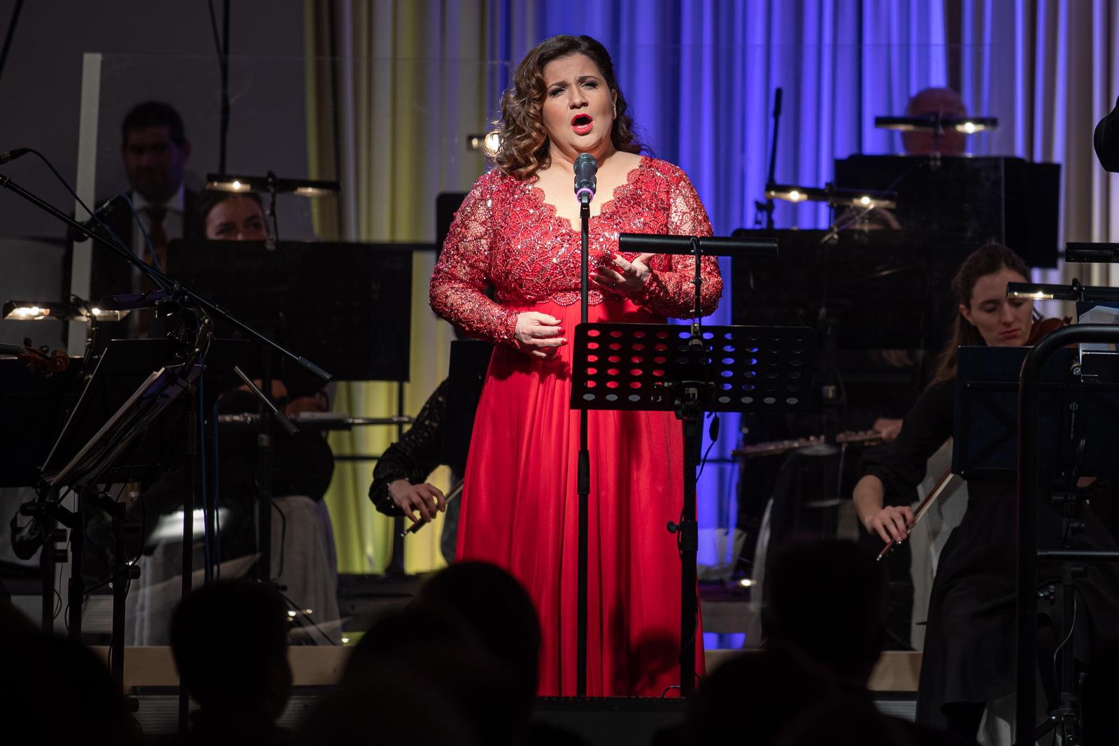 19.12.2021., Hotel Valamar Lacroma, Dubrovnik - U Valamarovu hotelu  Lacroma Dubrovnik odrzan je  tradicionalni Dubrovacki bozicni koncert. Caroliju blagdana uz pjesmu  i  Dubrovacki simfonijski orkestar pod ravnanjem maestra Ivana Huta, docarala je prvakinja Opere HNK u Zagrebu Valentina Fijacko Kobic i mladi tenor Roko Radovan uz Gorana Karana, Luciju Pecar Koncic te mladu pjevacku nadu Nikoletu Ivankovic i klapu Ragusavecchia. 
Photo: Grgo Jelavic/PIXSELL Photo: Grgo Jelavic/PIXSELL