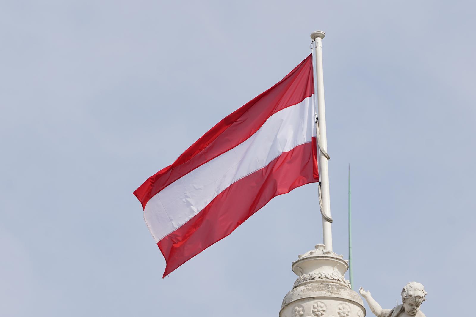 21.03.2023., Bec, Austrija – Bec je glavni grad Austrije, ali i jedna od devet austrijskih saveznih drzava s vise od 1.800.000 stanovnika. Neka od najznacajnijih obiljezja Beca su dvorci Belvedere i Hofburg, trg Stephansplatz sa katedralom Svetog Stjepana (Stephansdom) sa tornjem visokim cak 136.7 metara, Becka drzavna opera (Wiener Staatsoper), kao i mnogobrojni fijakeri kao popularna turisticka atrakcija koji nude nekoliko tura voznje po povijesnom sredistu Beca. Photo: Dejan Rakita/PIXSELL