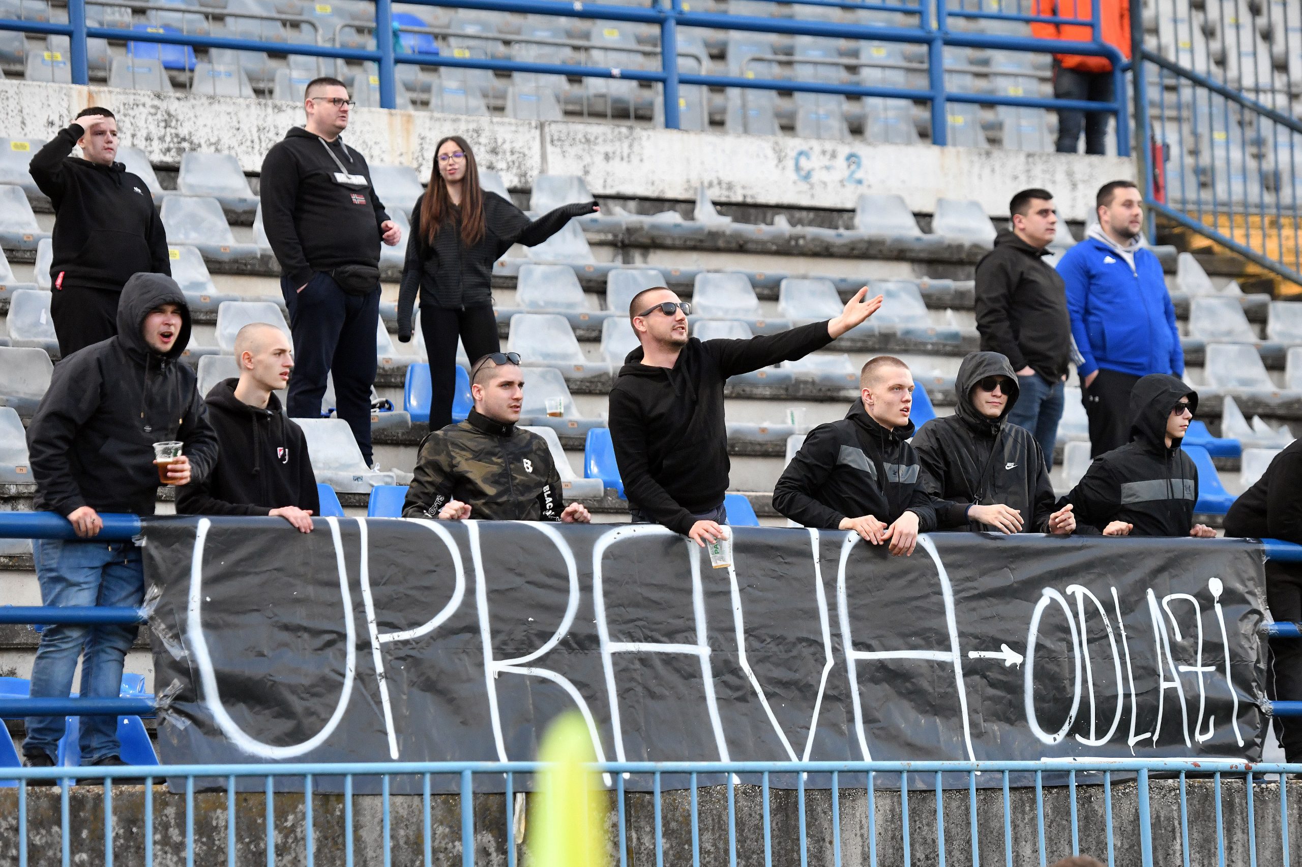 21.04.2023., Gradski stadion Ivan Kusek Apas, Koprivnica - SuperSport HNL, 30. kolo, NK Slaven Belupo - NK Osijek. Navijaci Osijeka, Kohorta s transparentom "Uprava odlazi" Photo: Vjeran Zganec Rogulja/PIXSELL