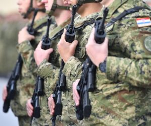 21.11.2022., Varazdin - Ispracaj 38. hrvatskog kontingenta u vojarni 7. gardijske brigade "Puma" u NATO operaciju KFOR u Republiku Kosovo.  Ispracaju je nazocio ministar Mario Banozic Photo: Vjeran Zganec-Rogulja/PIXSELL