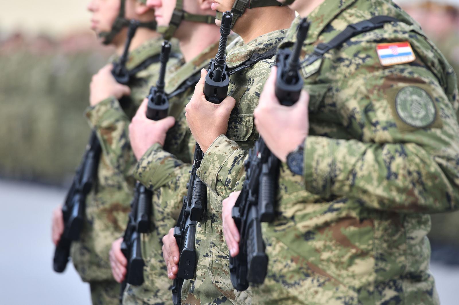 21.11.2022., Varazdin - Ispracaj 38. hrvatskog kontingenta u vojarni 7. gardijske brigade "Puma" u NATO operaciju KFOR u Republiku Kosovo.  Ispracaju je nazocio ministar Mario Banozic Photo: Vjeran Zganec-Rogulja/PIXSELL
