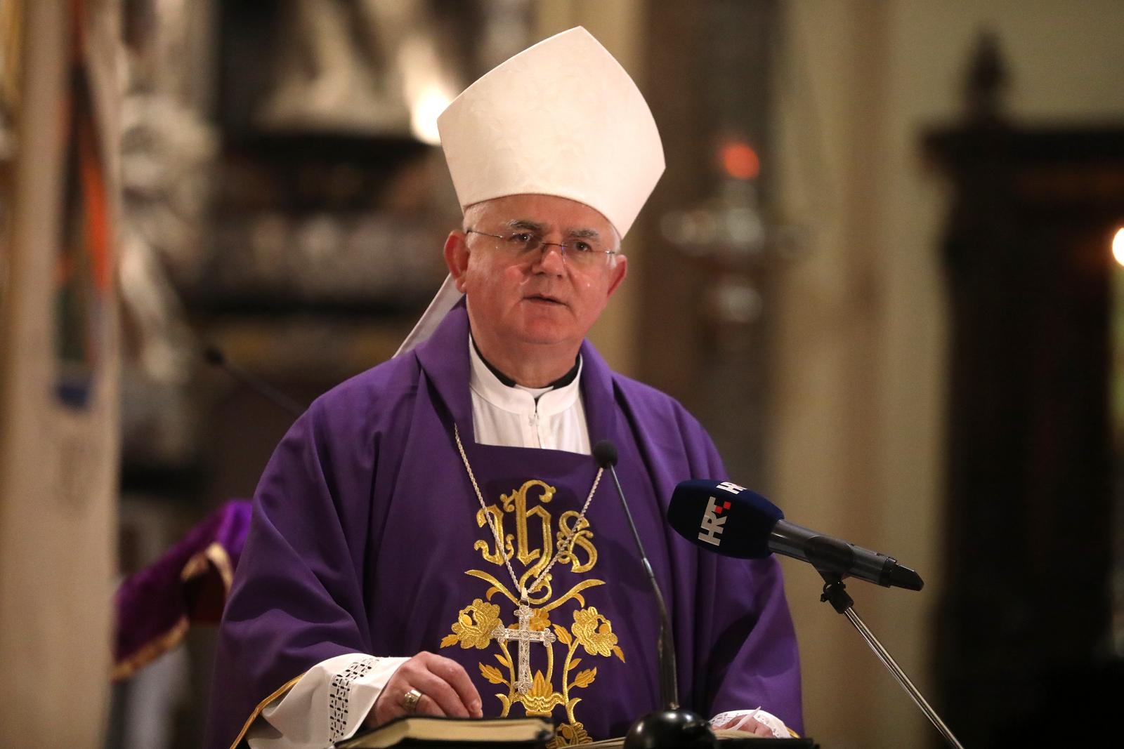 22.02.2023., Rijeka - Svetu misu na Cistu srijedu, Pepelnicu, u katedrali Svetog Vida kojom zapocinje korizma, predvodio je nadbiskup rijecki Mate Uzinic.  Photo: Goran Kovacic/PIXSELL