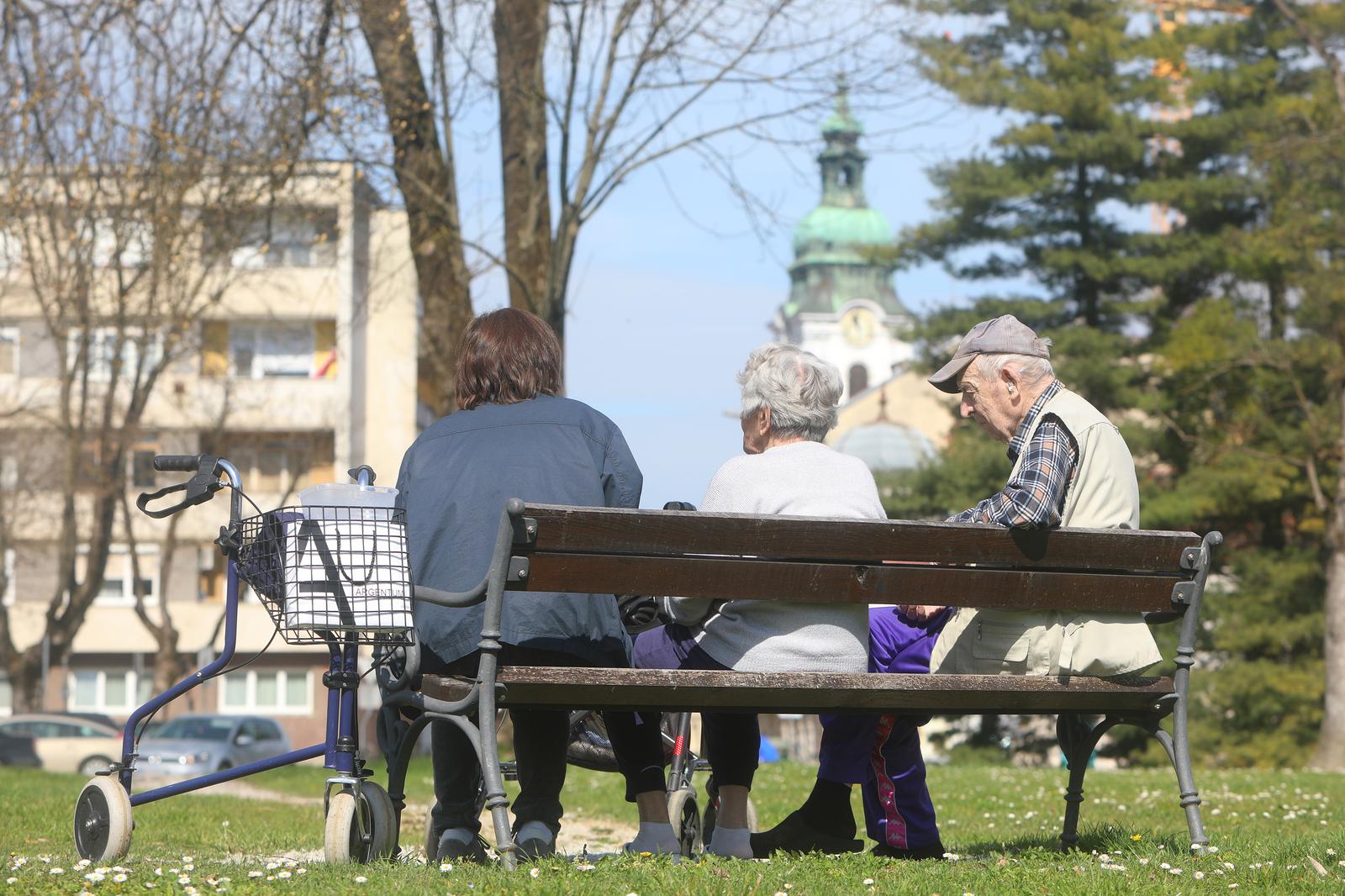 22.03.2023 - Karlovac - Suncan proljetni dan brojni  umirovljenici iskoristili sun za boravak na suncu. Photo: Kristina Stedul Fabac/PIXSELL