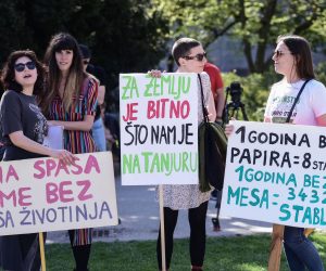 22.4.2023., Zagreb - Klimatski prosvjed odrzao se na Dan planeta Zemlje na Strossmayerovom trgu. Glavni slogan prosvjeda jest “Dignimo glas, ne temperaturu!”. Prosvjed je glazbenim nastupom podrzao Elemental. Govore su odrzali Luka Tomac i Marija Mileta iz Zelene akcije, Sara Kekus iz Centra za mirovne studije i Josip Milicevic iz Mreze mladih Hrvatske. Photo: Neva Zganec/PIXSELL