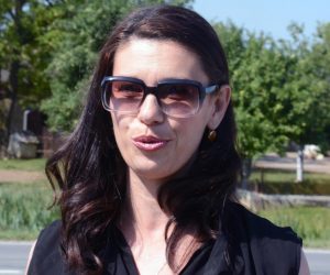 22.06.2017., Sisak - Vlatka Vukelic, dopredsjednica HSP dr. Ante Starcevic, uz prisutnost 20-ak istomisljenika odrzala je konferenciju za medije kod spomen-obiljezja Kriz istine pokraj drustvenog doma u Novom Selu Palanjeckom na rubu sume Brezovica, umjesto nenadano otkazanog prosvjeda inicijative Anti-antifa Sisak protiv totalitarizma i komunistickih simbola najavljenog za vrijeme proslave Dana antifastisticke borbe. rPhoto: Nikola Cutuk/PIXSELL