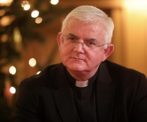 22.12.2022., Rijeka - Nadbiskup Rijecke nadbiskupije msgr Mate Uzinic procitao je Bozicnu cestitku u samostanu Majke Bozje Trsatske u drustvu gvardijana fra Krunoslava Kocijana i predstavnika  koncerta Bozic je judi koji ce se odrzati u katedrali Svetog Vida.
  Photo: Goran Kovacic/PIXSELL