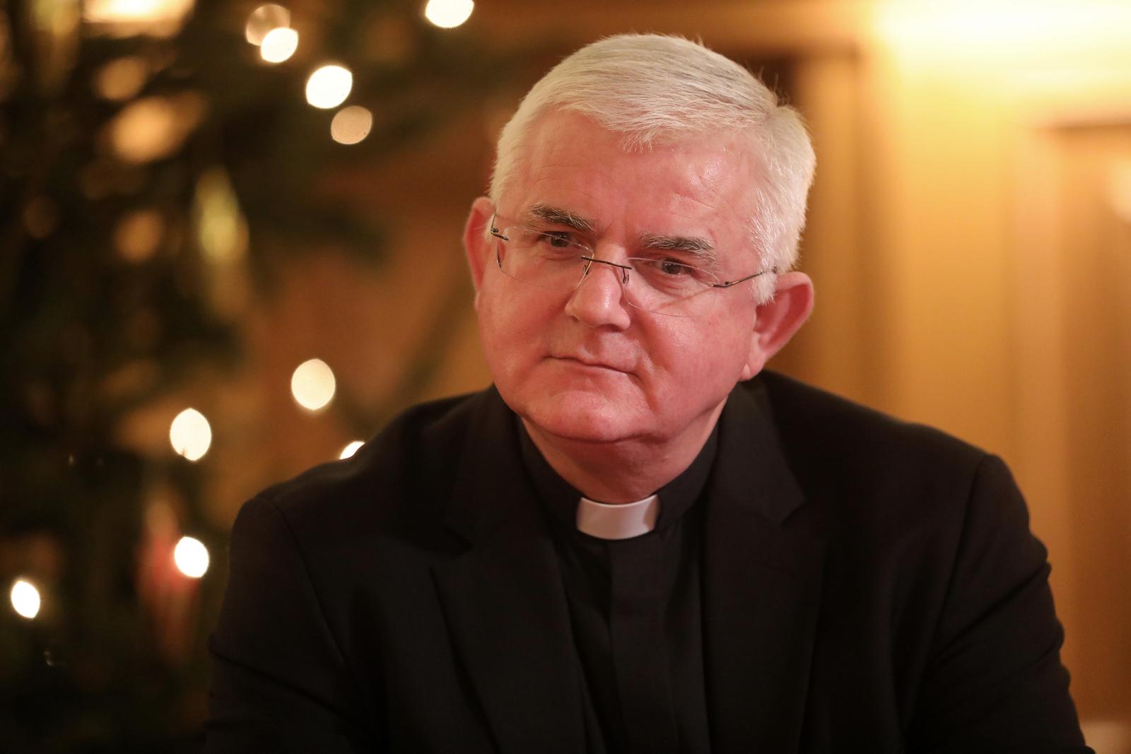 22.12.2022., Rijeka - Nadbiskup Rijecke nadbiskupije msgr Mate Uzinic procitao je Bozicnu cestitku u samostanu Majke Bozje Trsatske u drustvu gvardijana fra Krunoslava Kocijana i predstavnika  koncerta Bozic je judi koji ce se odrzati u katedrali Svetog Vida.
  Photo: Goran Kovacic/PIXSELL