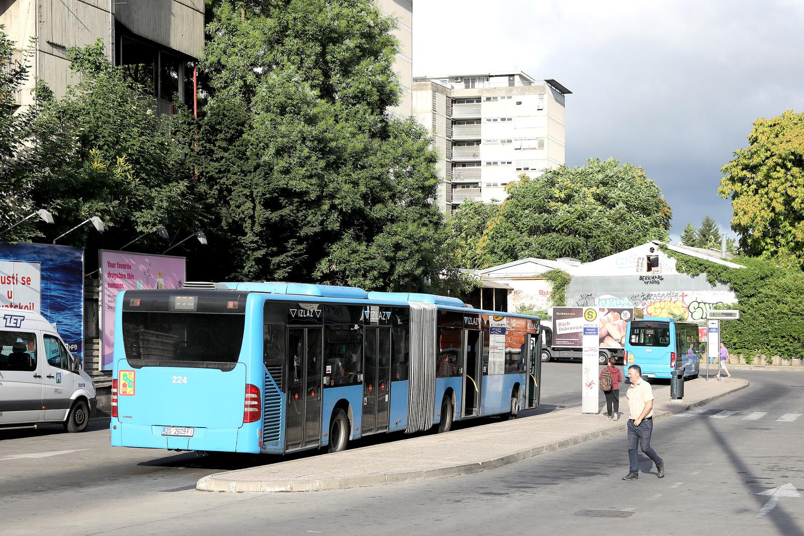 23.06.2022., Zagreb - ZET od danas primjenjuje ljetni red voznje pa ce smanjenje broja polazaka u autobusnom i tramvajskom prometu na svim linijama trajati do pocetka rujna..
 Photo: Patrik Macek/PIXSELL