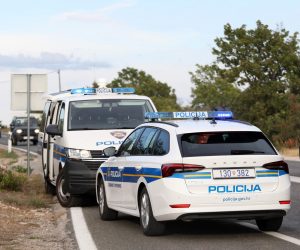23.08.2022.,Sibenik-Na Jadranskoj magistrali kod skretanja za Bogdanovice dogodila se prometna nesrecau kojoj su sudjelovali osobni automobil i motocikl.Vozac motocikla je prebacen u sibensku bolnicu.Ocrvid je u tijeku a promet se odvija jednom trakom uz regulaciju prometne policijhe.
 Photo: Dusko Jaramaz/PIXSELL