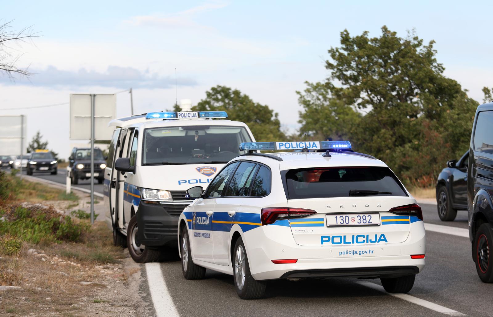 23.08.2022.,Sibenik-Na Jadranskoj magistrali kod skretanja za Bogdanovice dogodila se prometna nesrecau kojoj su sudjelovali osobni automobil i motocikl.Vozac motocikla je prebacen u sibensku bolnicu.Ocrvid je u tijeku a promet se odvija jednom trakom uz regulaciju prometne policijhe.
 Photo: Dusko Jaramaz/PIXSELL