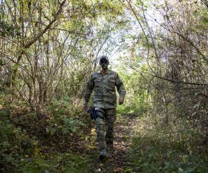 22.10.2020., Zvornik, Bosna i Hercegovina - Rijeka Drina prirodna je granica izmedju BiH i Srbije, takodjer i posljednja rijeka koju migranti moraju prijeci kako bi se domogli BiH, a kasnije Hrvatske i EU. U Zvorniku i regiji granicna policija pokriva oko 130 km granice, a po sistematizaciji GPBiH trenutno nedostaje vise od 300 policijskih sluzbenika za obavljanje redovnih aktivnosti u nadzoru granice i cak 1300 policijskih sluzbenika kako bi se adekvatno odgovorilo na zastitu granice u migrantskoj krizi. S ciljem nadilazenja problema kadrovske ne popunjenosti, kontinuirano se kao ispomoc GPBiH angaziraju policijski sluzbenici Direkcije za koordinaciju policijskih tijela BiH i Drzavne agencije za istrage i zastitu BiH, te Ministarsvo unutrasnjih poslova Republike Srpske. Prema podaci IOM-a u BiH je ove godine uslo 13,350 migranata, a prema podacima GPBiH, oni su odvratili 10,449 migranata i otkrili 35 kaznenih djela "krijumcarenje ljudi". S dolaskom jeseni, tranzit migranata iz Srbije u BiH je sve manji zbog hladnog vremena i visokog vodostaja Drine, ali migranti se vracaju u Srbiju, zbog boljih prihvatnih centara. rPhoto: Armin Durgut/PIXSELL