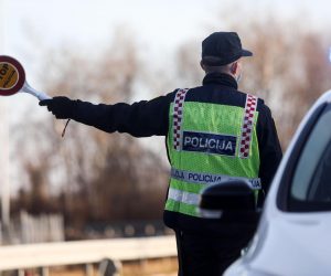 23.12.2020., Lekenik - Policija kontrolira propusnice na izlazu s autoceste prema Sisku kod Lekenika. Od danas je na snazi zabrana napustanja zupanija koja ce trajati do 8. sijecnja iduce godine. Za putovanje iz zupanije u kojoj gradjani imaju prijavljeno prebivaliste ili boraviste u drugu zupaniju potrebno je imati propusnicu koju izdaje Nacionalni stozer civilne zastite. Photo: Marin Tironi/PIXSELL