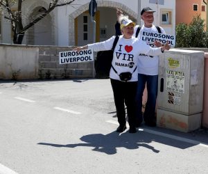 22.04.2023., Vir - Bracni par Marica i Mijat Barisic "stopirat" ce traktor Let 3 i s njima otputovati u Liverpool. Putovanju u Liverpool podrsku im je pruzila i Turisticka zajednica Opcine Vir koja im je poklonila ruksake, kape i kisobrane s natpisom "SC". Photo: Sime Zelic/PIXSELL