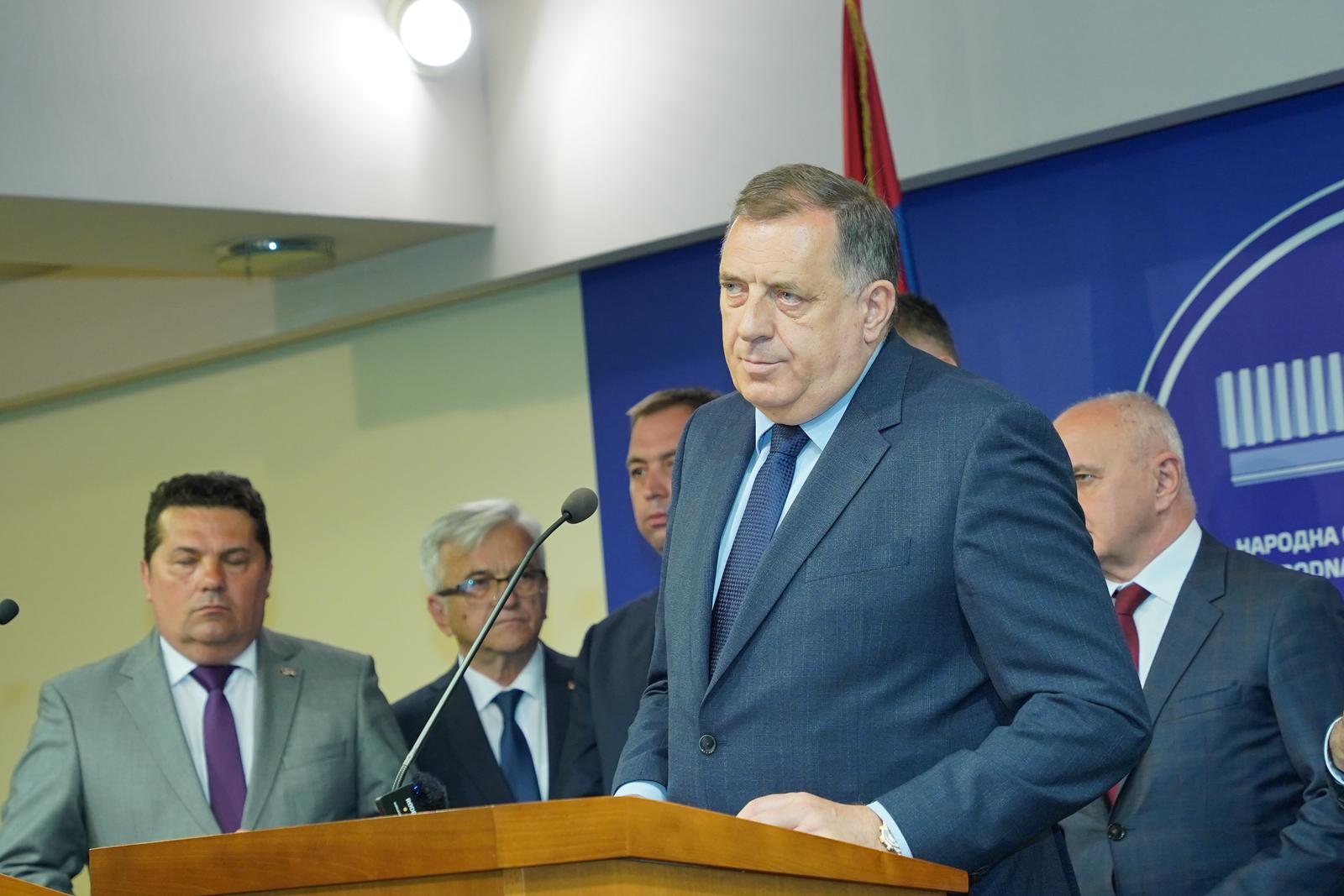 24.04.2023., Narodna skupstina RS, Banjaluka, BiH – Stranke iz RS potpisale su zajednicku izjavu o pitanju drzavne imovine, kako je prije nekoliko dana najavio predsjednik RS Milorad Dodik. Oporbene stranke nisu potpisale izjavu zbog cega ih je Dodik zestoko prozvao.



 Photo: Dejan Rakita/PIXSELL