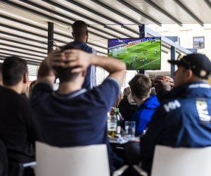 24.04.2023., Split - U Splitu nema organiziranog gledanja utakmice finala Lige prvaka, no dio navijaca okupio se u omiljenom kaficu u centru grada. Photo: Milan Sabic/PIXSELL