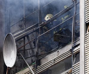 24.11.2019., Split - Pozar u stanu u zgradi u Papandopulovoj ulici na Trsteniku. Na terenu je hitna pomoc i pet vatrogasnih vozila. Photo: Milan Sabic/PIXSELL