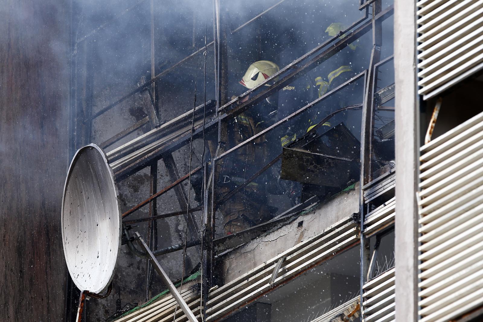 24.11.2019., Split - Pozar u stanu u zgradi u Papandopulovoj ulici na Trsteniku. Na terenu je hitna pomoc i pet vatrogasnih vozila. Photo: Milan Sabic/PIXSELL