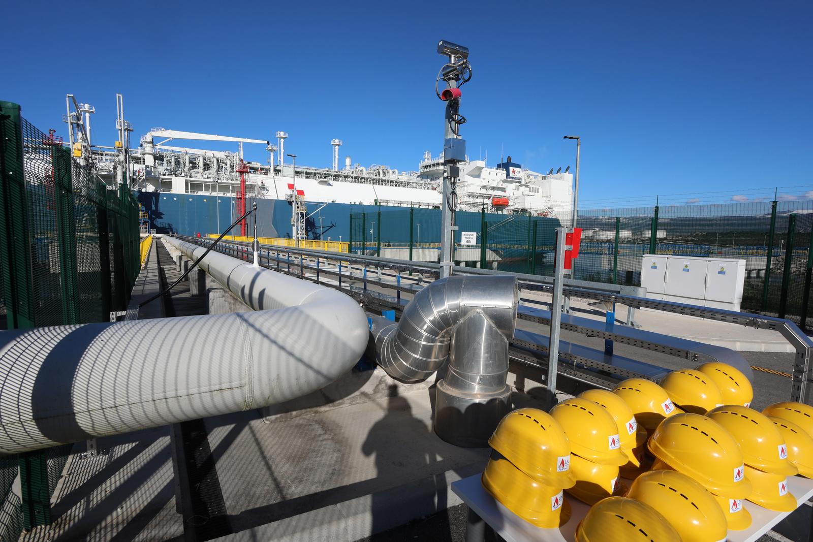 24.11.2022., otok Krk - Premijer Andrej Plenkovic  sa saveznim kancelarom Republike Austrije Karlom Nehammerom i predsjednikom Vlade Savezne drzave Bavarske Markusom Soederom obisao LNG terminal u Omislju na Krku.  Photo: Goran Kovacic/PIXSELL
