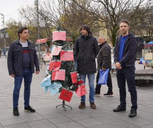 24.11.2022., Banja Luka, Bosna i Hercegovina – Aktivisti iz NGO Restart odrzali su performans u kojem su prozvali gradonacelnika Banja Luke Draska Stanivukovica zbog toga sto je prekinuo s prozivkama Milorada Dodika zbog korupcije, kao i zasto nije, kao je obecao, na Trg Krajine postavio instalaciju drvo na kojoj su trebale biti sve tvrtke povezane s obitelji Dodik. Iz Restarta su zato donijeli bozicnu jelku na kojoj su stavili sve tvrtke s kojima suradjuje obitelj Dodik, ali i Gradska uprava koju vodi upravo Stanivukovic. Photo: Dejan Rakita/PIXSELL
