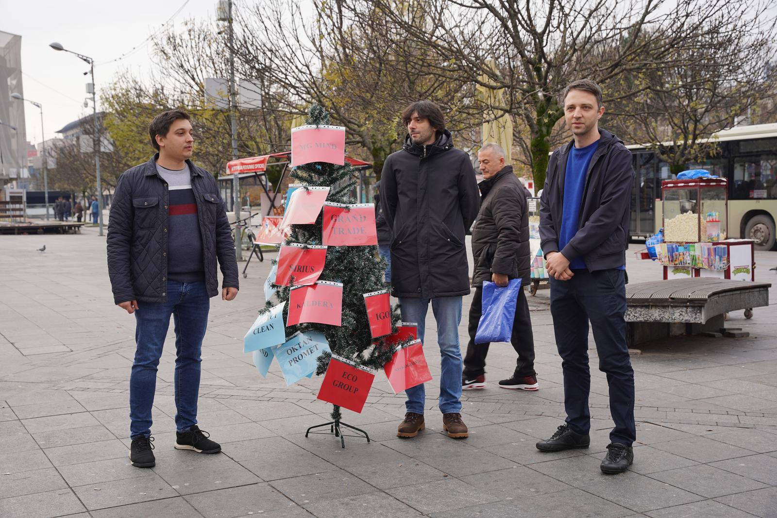 24.11.2022., Banja Luka, Bosna i Hercegovina – Aktivisti iz NGO Restart odrzali su performans u kojem su prozvali gradonacelnika Banja Luke Draska Stanivukovica zbog toga sto je prekinuo s prozivkama Milorada Dodika zbog korupcije, kao i zasto nije, kao je obecao, na Trg Krajine postavio instalaciju drvo na kojoj su trebale biti sve tvrtke povezane s obitelji Dodik. Iz Restarta su zato donijeli bozicnu jelku na kojoj su stavili sve tvrtke s kojima suradjuje obitelj Dodik, ali i Gradska uprava koju vodi upravo Stanivukovic. Photo: Dejan Rakita/PIXSELL