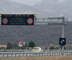 25.03.2013., Rijeka - Orkanska bura i led za sav su promet zatvorili cestu A6 Rijeka-Zagreb i D 404 od centra grada prema Tower centru i rijeckoj obilaznici. Kamionima je zabranjen promet prema Zagrebu.r"nPhoto: Goran Kovacic/PIXSELL