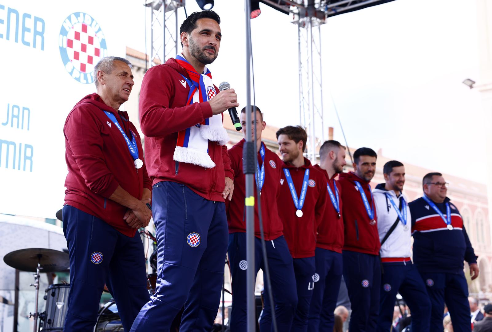 25.04.2023., Split - Svecani docek za juniore Hajduka na Rivi koji su jucer nastupali u finalu UEFA Lige prvaka mladih. Trener Marijan Budimir Photo: Milan Sabic/PIXSELL