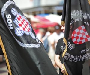 26.06.2021., Zagreb - Trg bana Josipa Jelacica. Zastave HOS-a i pjesma Za dom spremni, ispod spomenika banu Jelacicu. Povodom 30. godisnjice HOS-a, Udruga simpatizera Hrvatskih obrambenih snaga u odorama HOS-a minutom sutnje i pjesmom odala je cast za 758 pripadnika HOS-a koji su izgubili zivot u ratu. Photo: Sanjin Strukic/PIXSELL