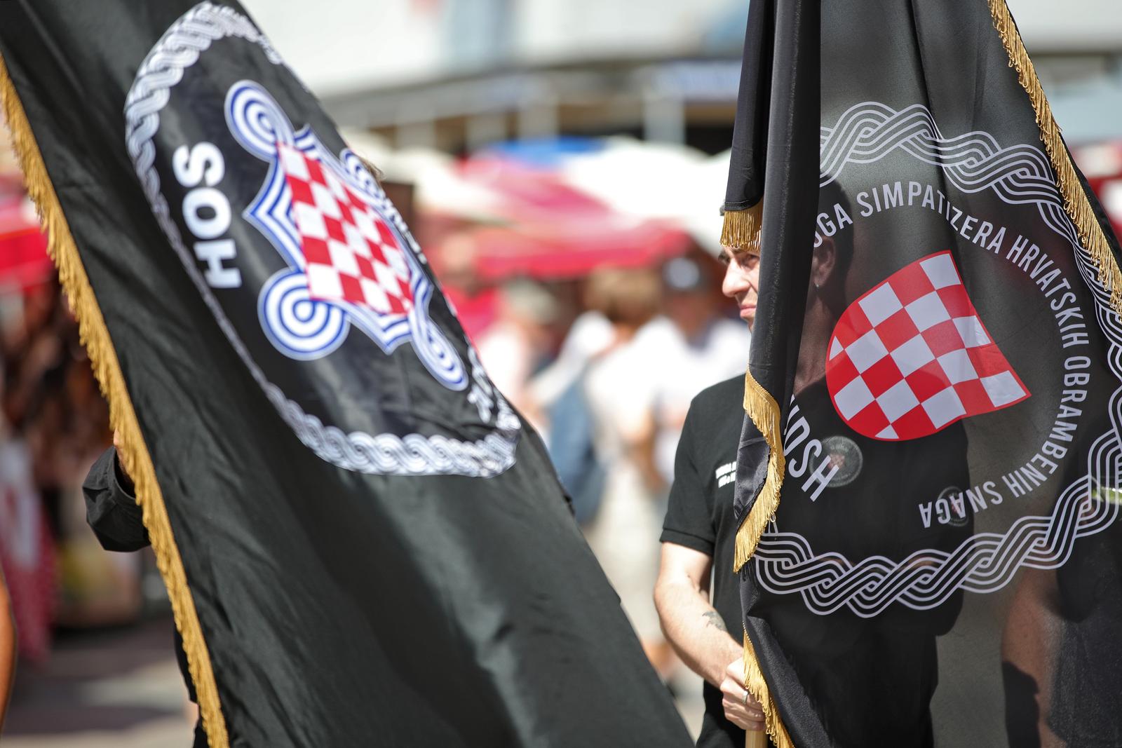 26.06.2021., Zagreb - Trg bana Josipa Jelacica. Zastave HOS-a i pjesma Za dom spremni, ispod spomenika banu Jelacicu. Povodom 30. godisnjice HOS-a, Udruga simpatizera Hrvatskih obrambenih snaga u odorama HOS-a minutom sutnje i pjesmom odala je cast za 758 pripadnika HOS-a koji su izgubili zivot u ratu. Photo: Sanjin Strukic/PIXSELL