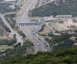 26.07.2021., Rijeka - Kolone vozila na naplatnim kucicama na Kikovici i na autocesti A6 Rijeka-Zagreb u smjeru mora.rPhoto: Goran Kovacic/PIXSELL
