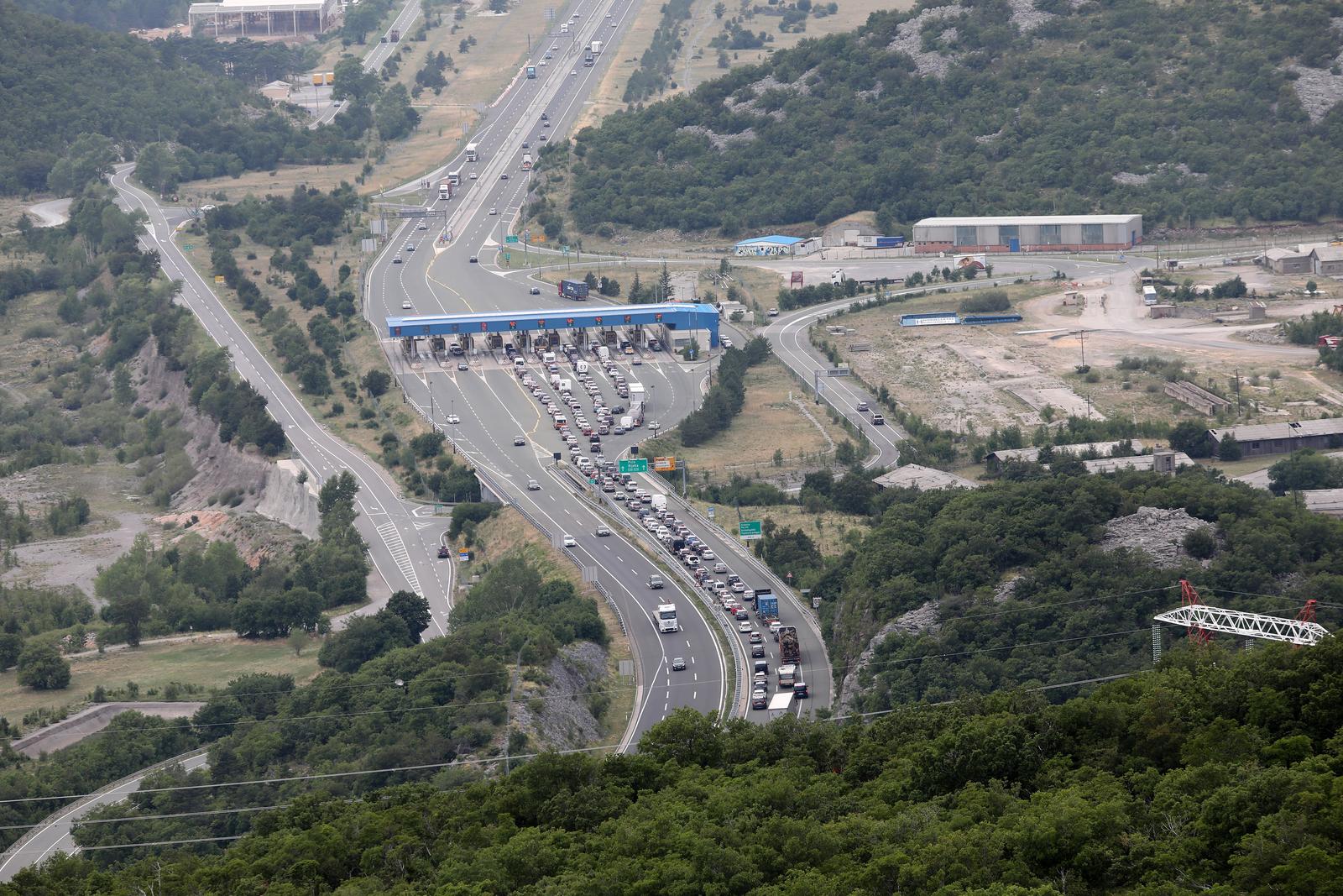 26.07.2021., Rijeka - Kolone vozila na naplatnim kucicama na Kikovici i na autocesti A6 Rijeka-Zagreb u smjeru mora.rPhoto: Goran Kovacic/PIXSELL