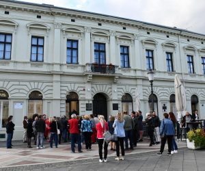 27.09.2022., Slavonski Brod - Turisti​c​ka zajednica Grada Slavonskog Broda u suradnji s​ ​Galerijom umjetnina povodom Svjetskog dana turizma​ ​organizirala je razgledavanje​ nedavno potpuno obnovljenog​​ ​postava Kuce Brlic kao jedne od najvecih gradskih kulturno- turistickih atrakcija.​ Velika palaca na glavnom gradskom trgu Korzu u kojoj je veci dio zivota provela djecja spisateljica Ivana Brlic Mazuranic nedavno je potpuno obnovljena i opremljena autenticnim  pokucstvom, knjigama i drugim inventarom upravo onako kako je nekada izgledala, te otvorena za javnost. Photo: Ivica Galovic/PIXSELL