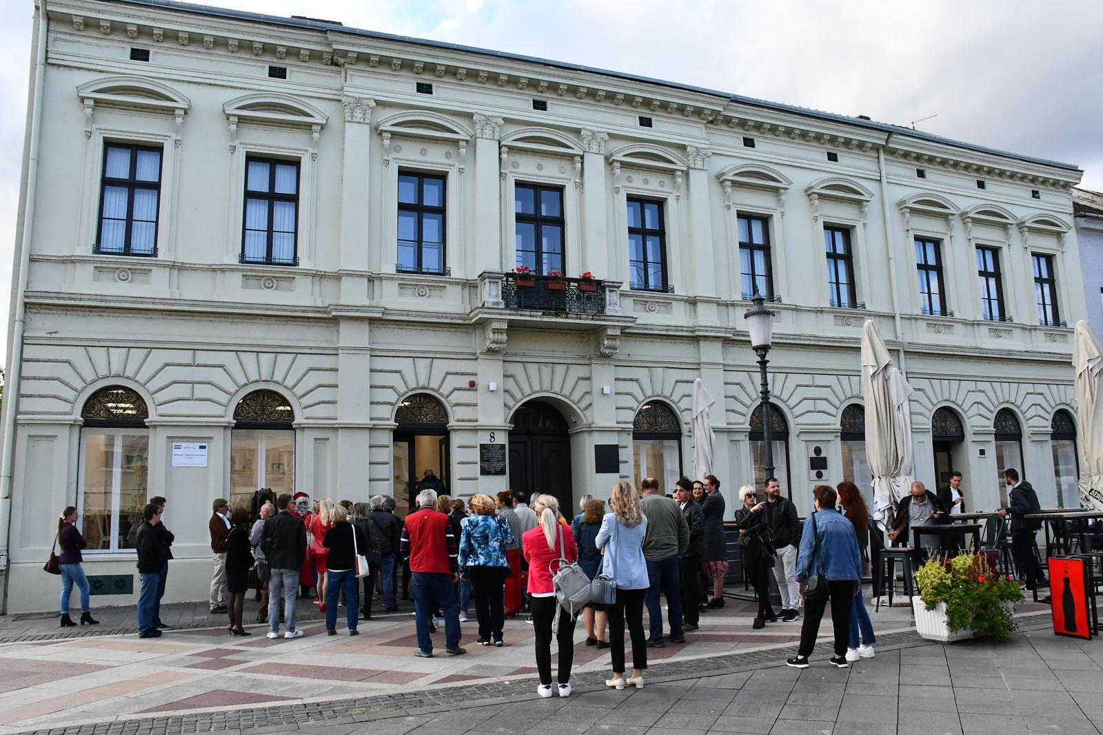 27.09.2022., Slavonski Brod - Turisti​c​ka zajednica Grada Slavonskog Broda u suradnji s​ ​Galerijom umjetnina povodom Svjetskog dana turizma​ ​organizirala je razgledavanje​ nedavno potpuno obnovljenog​​ ​postava Kuce Brlic kao jedne od najvecih gradskih kulturno- turistickih atrakcija.​ Velika palaca na glavnom gradskom trgu Korzu u kojoj je veci dio zivota provela djecja spisateljica Ivana Brlic Mazuranic nedavno je potpuno obnovljena i opremljena autenticnim  pokucstvom, knjigama i drugim inventarom upravo onako kako je nekada izgledala, te otvorena za javnost. Photo: Ivica Galovic/PIXSELL