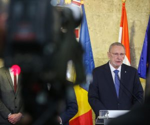 28.03.2023. Zageb - Potpredsjednik Vlade RH i ministar unutarnjih poslova Davor Bozinovic tijekom izjava medijima nakon sastanka sa ministrom unutarnjih poslova Rumunjske Lucianom Nicolaeom Bodeom. Photo: Zeljko Hladika/PIXSELL