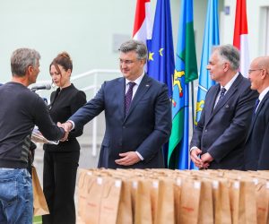 28.04.2023., Umag - Premijer Plenkovic sudjelovao je na svecanosti primopredaje kljuceva stanarima POS-ovih stanova. Photo: Srecko Niketic/PIXSELL