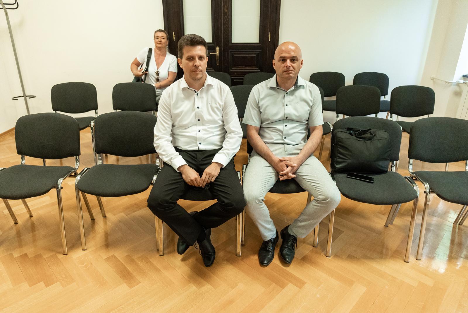28.06.2022., Osijek - Na zupanijskom sudu zapocelo je sudjenje Darku Puljasicu i Mariu Pilonu za navodno namjestanje natjecaja. Darko Puljasic i Mario Pilon stigli su na sud u pratnji odvjetnika.
   Photo: Davor Javorovic/PIXSELL